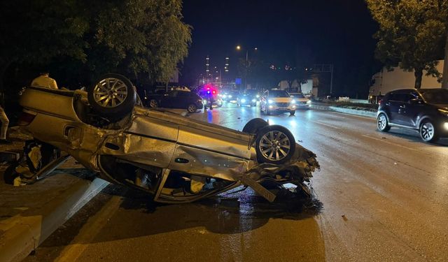 Eskişehir'de 3 otomobilin karıştığı trafik kazasında 2 kişi yaralandı
