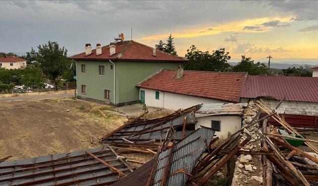 Ankara Beypazarı'nda kuvvetli rüzgar çatıları uçurdu