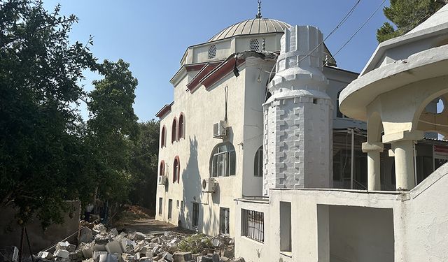 Antalya'da sağanak ve fırtına hasara yol açtı