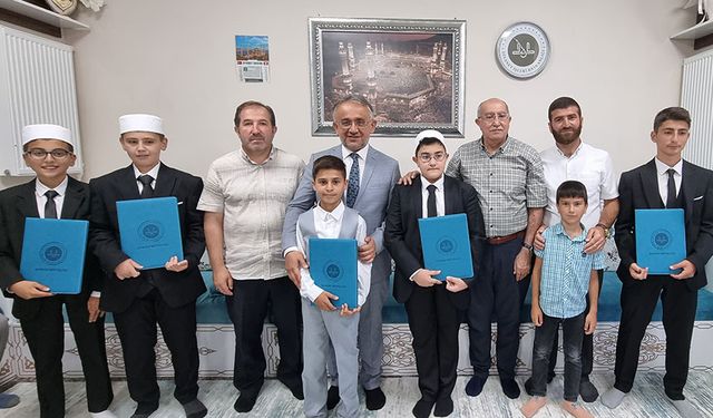 Bayburt'ta hafızlar belgelerine kavuştu