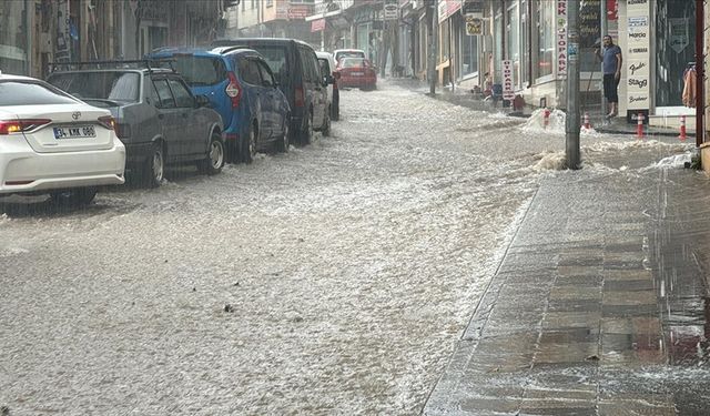 Bayburt'ta sağanak su baskınlarına neden oldu