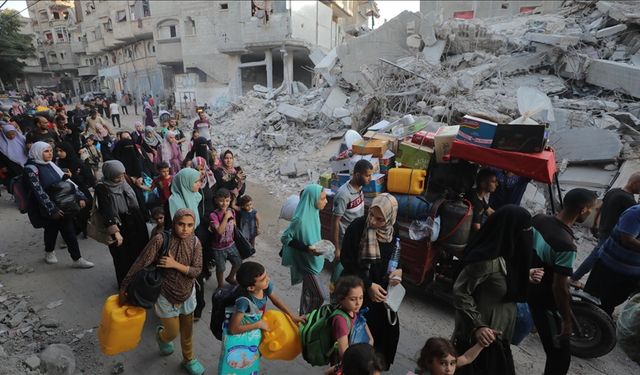 Bureyc Kampı'ndaki binlerce Gazzeli, saldırı ihtimaline karşı yerlerini terk etmek zorunda kaldı