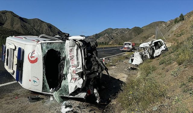 Erzurum'da ambulans ile hafif ticari aracın çarpışması sonucu 4 kişi hayatını kaybetti