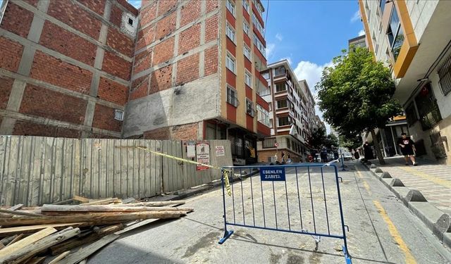 Esenler'de çatlaklar oluşan 6 katlı bina boşaltıldı