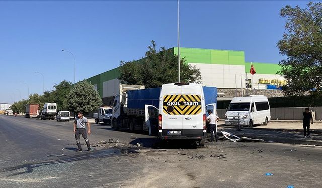 Gaziantep'te iki işçi servisi ile tırın karıştığı kazada 21 kişi yaralandı