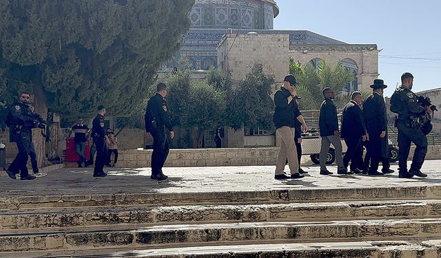 İşgalci İsrail'in aşırı sağcı Bakanı Ben-Gvir Mescid-i Aksa'ya baskın düzenledi