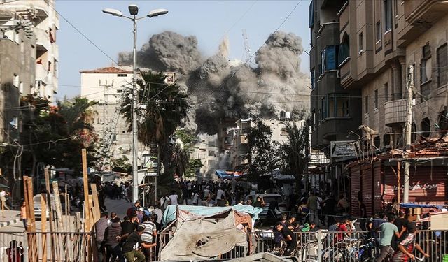 Katil İsrail'in Gazze kentine başlattığı ani saldırı sonrası binlerce Filistinli kentin kuzeyine kaçıyor