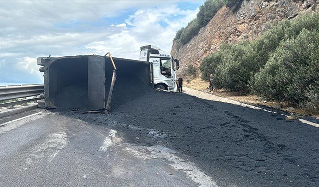 Kocaeli'de devrilen tır nedeniyle D-100 kara yolu İstanbul istikameti ulaşıma kapandı