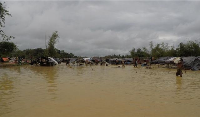 Myanmar'da sel nedeniyle binlerce kişi evlerinde mahsur kaldı