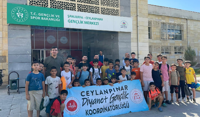 Şanlıurfa'da camiye gelen çocuklar havuzlarda serinliyor