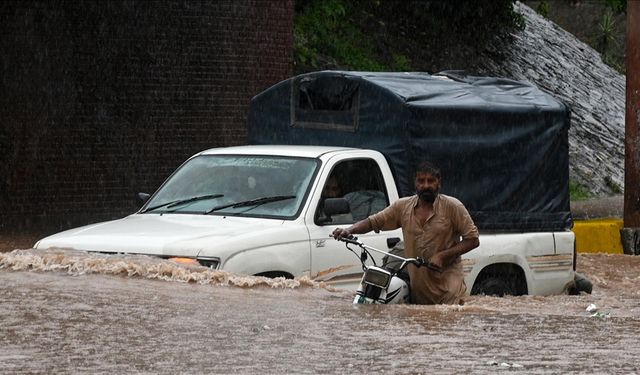 Pakistan'da şiddetli yağışlar sebebiyle 25 kişi öldü