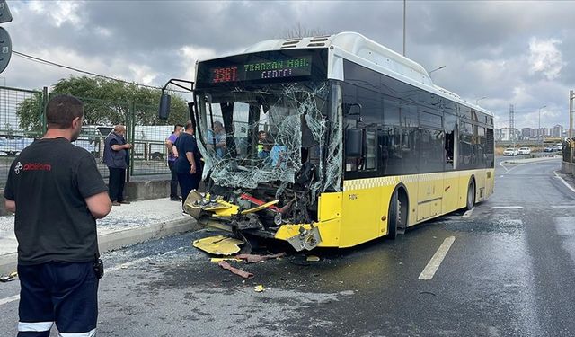 Sultangazi'de İETT otobüsünün tıra çarptığı kazada 7 kişi yaralandı