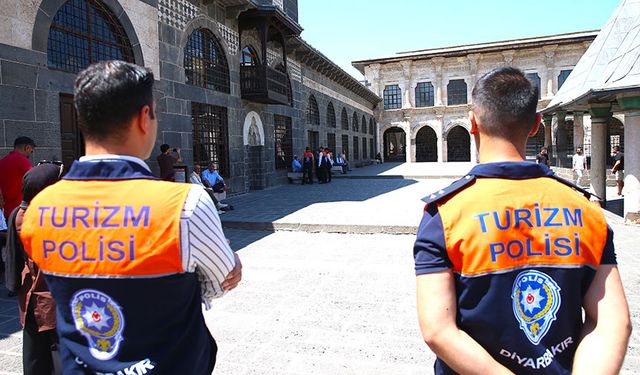 Tarihi Ulu Camii'nde turizm polisi göreve başladı