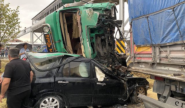 Afyonkarahisar'da meydana gelen zincirleme trafik kazasında 2 kişi öldü, 12 kişi yaralandı