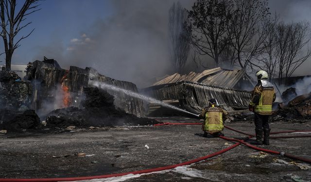 Ankara'da geri dönüşüm fabrikasında çıkan yangına müdahale ediliyor