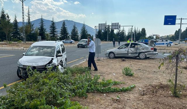 Elazığ'da hafif ticari araç ile otomobilin çarpıştığı kazada 9 kişi yaralandı