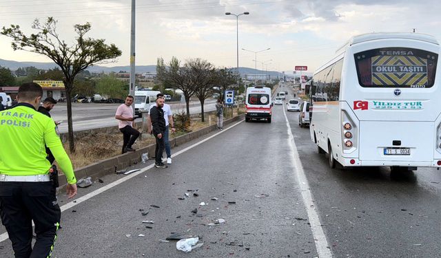 Kırıkkale'de işçi servisi ile otomobilin çarpıştığı kazada 11 kişi yaralandı