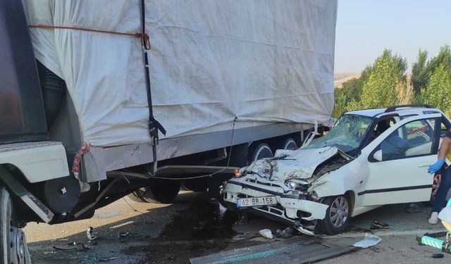 Konya'da kamyona çarpan otomobildeki 3 kişi öldü, 2 kişi ağır yaralandı