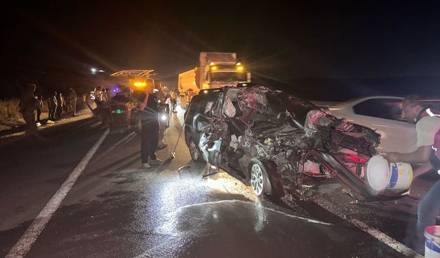 Mardin'de traktöre çarpan otomobildeki 2 kişi öldü, 3 kişi yaralandı