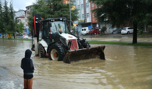 Ordu'nun Altınordu ilçesinde şiddetli yağış su baskınlarına neden oldu