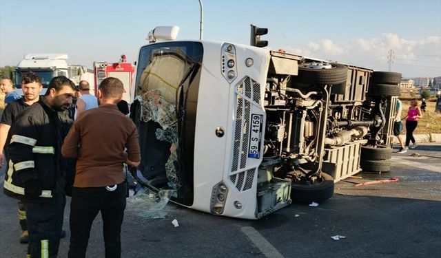 Tekirdağ'da servis midibüsü ile hafif ticari aracın çarpıştığı kazada 12 işçi yaralandı