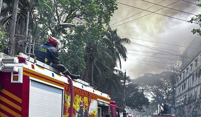 Bangladeş'te 4 gün önce çıkan yangında kaybolan 130'dan fazla kişi aranıyor