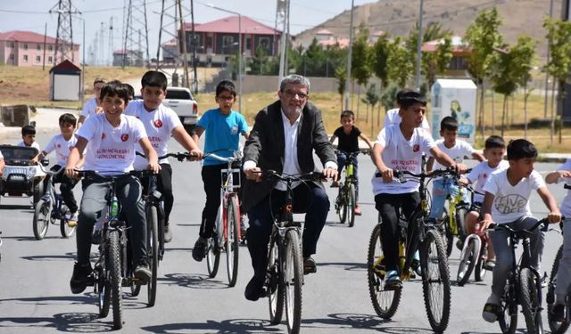 Müftü çocuklarla bisiklet sürdü