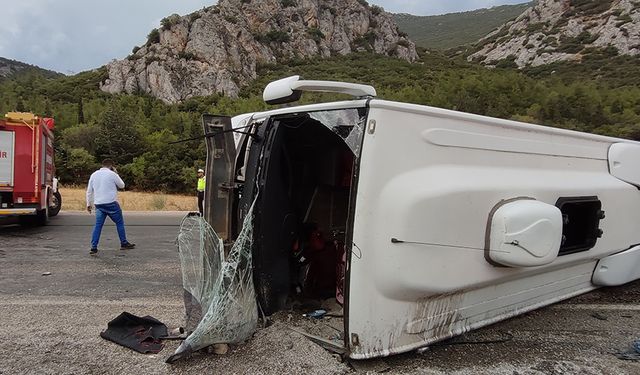 Denizli'de midibüsün devrildiği kazada 26 kişi yaralandı