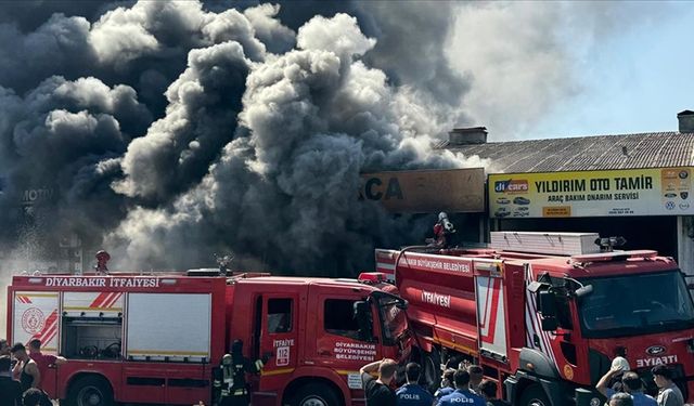 Diyarbakır'da 3. Sanayi Sitesi'nde çıkan yangına müdahale ediliyor