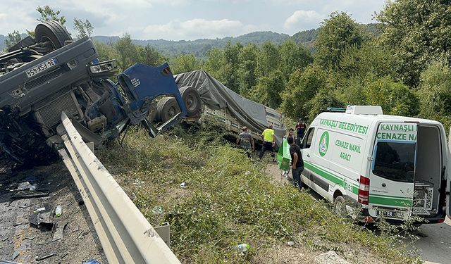 Düzce'de tırla otomobilin çarpıştığı kazada 2 kişi yaşamını yitirdi, 2 kişi yaralandı