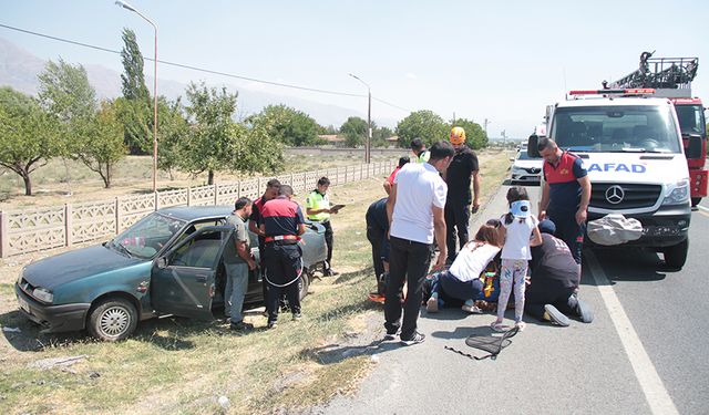 Erzincan'da otomobil yoldan çıktı, 2'si çocuk 4 kişi yaralandı