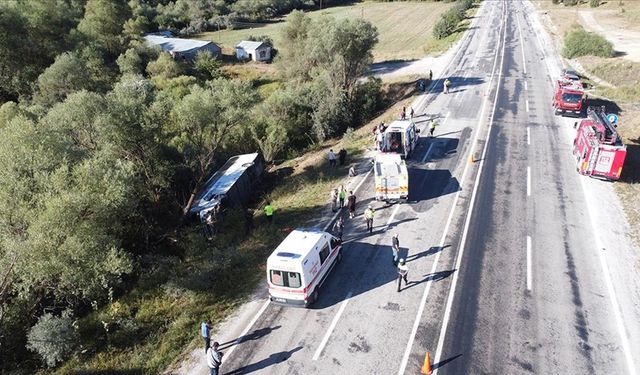 Erzincan'da yolcu otobüsünün devrildiği kazada 1 kişi öldü, 33 kişi yaralandı