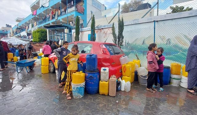 Filistinliler bombaların gölgesinde su kuyruğunda bekliyor