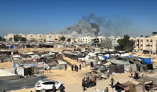 Katil İsrail güçleri, Han Yunus'ta boşaltılmasını istediği binaları bombalayarak yerle bir etti