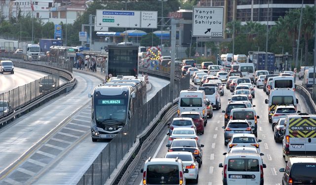 İstanbul'da metrobüs hattındaki "Beyaz Yol" çalışması nedeniyle Beşyol durağı hizmete kapatılacak