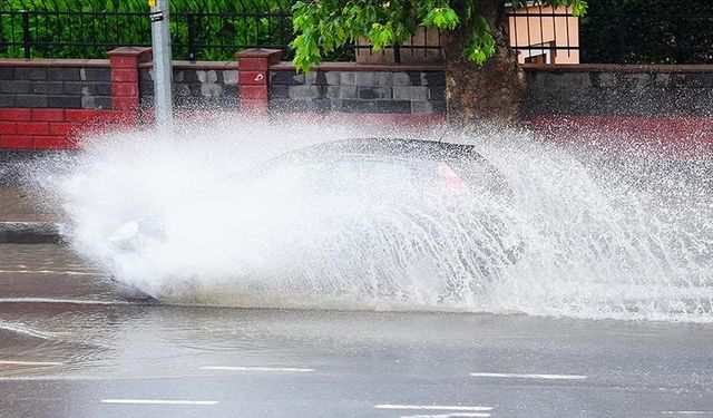 İstanbul'un bazı bölgelerinde sağanak etkili oluyor