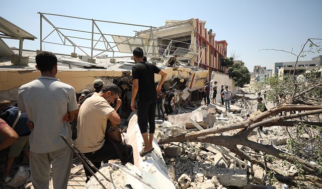 Katil İsrail'in Gazze'de yerinden edilmiş Filistinlilerin sığındığı bir okula saldırısında 9 kişi öldü