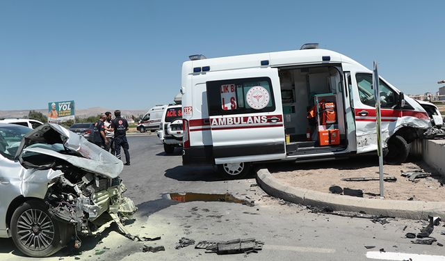 Kayseri'de ambulans ile otomobilin çarpışması sonucu 6 kişi yaralandı