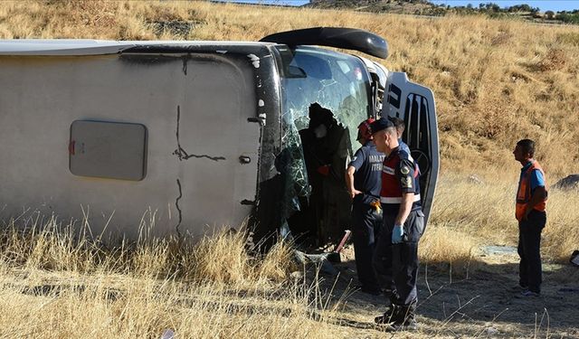 Malatya'da yolcu otobüsünün devrilmesi sonucu 22 kişi yaralandı