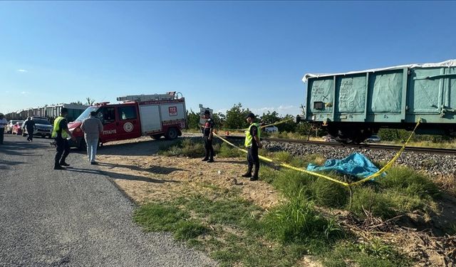 Malatya'da yük treninin çarptığı tarım aracındaki 3 kişi öldü, 1 kişi yaralandı