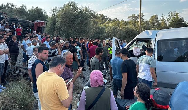 Muğla'da arazöz ile minibüsün çarpıştığı kazada 15 kişi yaralandı