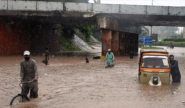 Pakistan'ın Lahor kentinde son 44 yılın yağış rekoru kırıldı