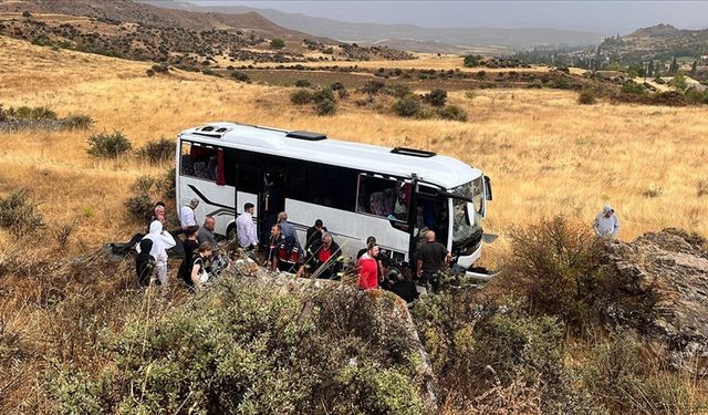 Sivas'ta midibüsün devrildiği kazada 29 kişi yaralandı