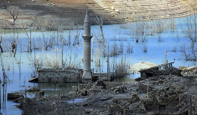 Sivas'ta su seviyesi düşen barajdaki eski cami ve bazı evler ortaya çıktı