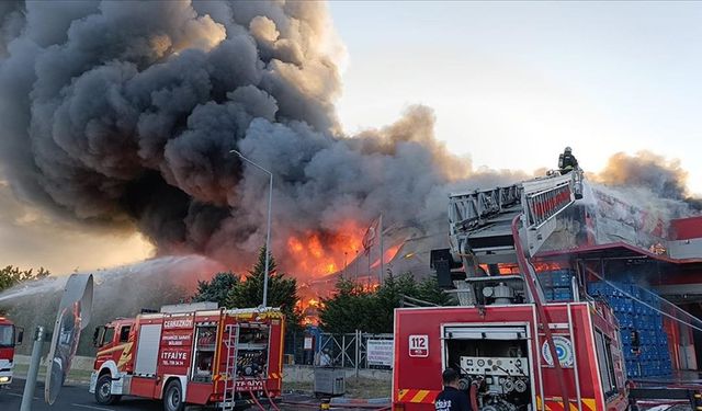 Tekirdağ'da fabrikada çıkan yangına müdahale ediliyor