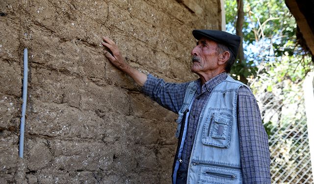 Halil dede 80 yaşında kerpiç döküyor