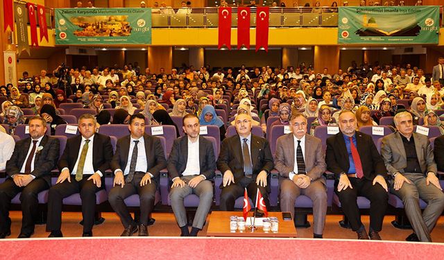 Adana'da "Peygamberimiz ve şahsiyet inşası" konferansı düzenlendi