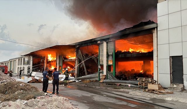 Adana'da kırtasiye malzemeleri bulunan depoda çıkan yangında 10 iş yeri zarar gördü