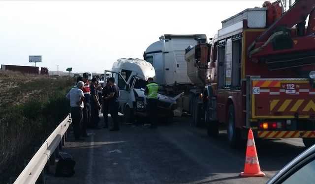 Adana'da tır ile servis minibüsünün çarpışması sonucu 3 kişi öldü, 8 kişi yaralandı