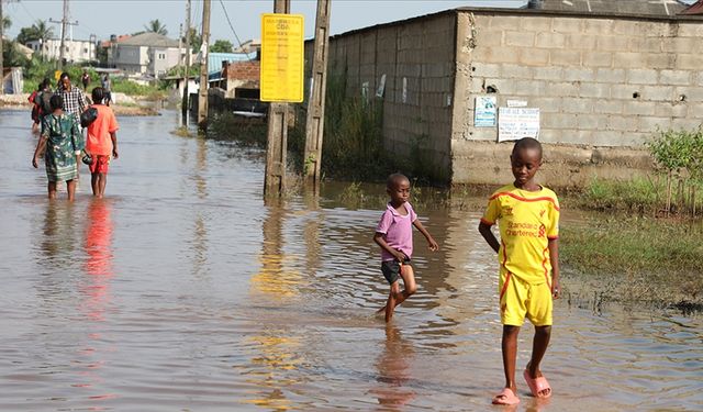 Afrika'nın batısında yaklaşık 1 milyon kişi şiddetli yağış ve seller nedeniyle evini terk etti